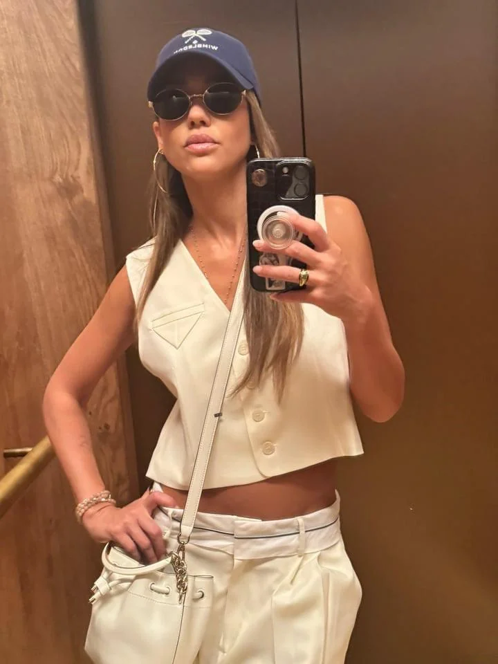 Jessica Alba, 44 picture 1 of 2