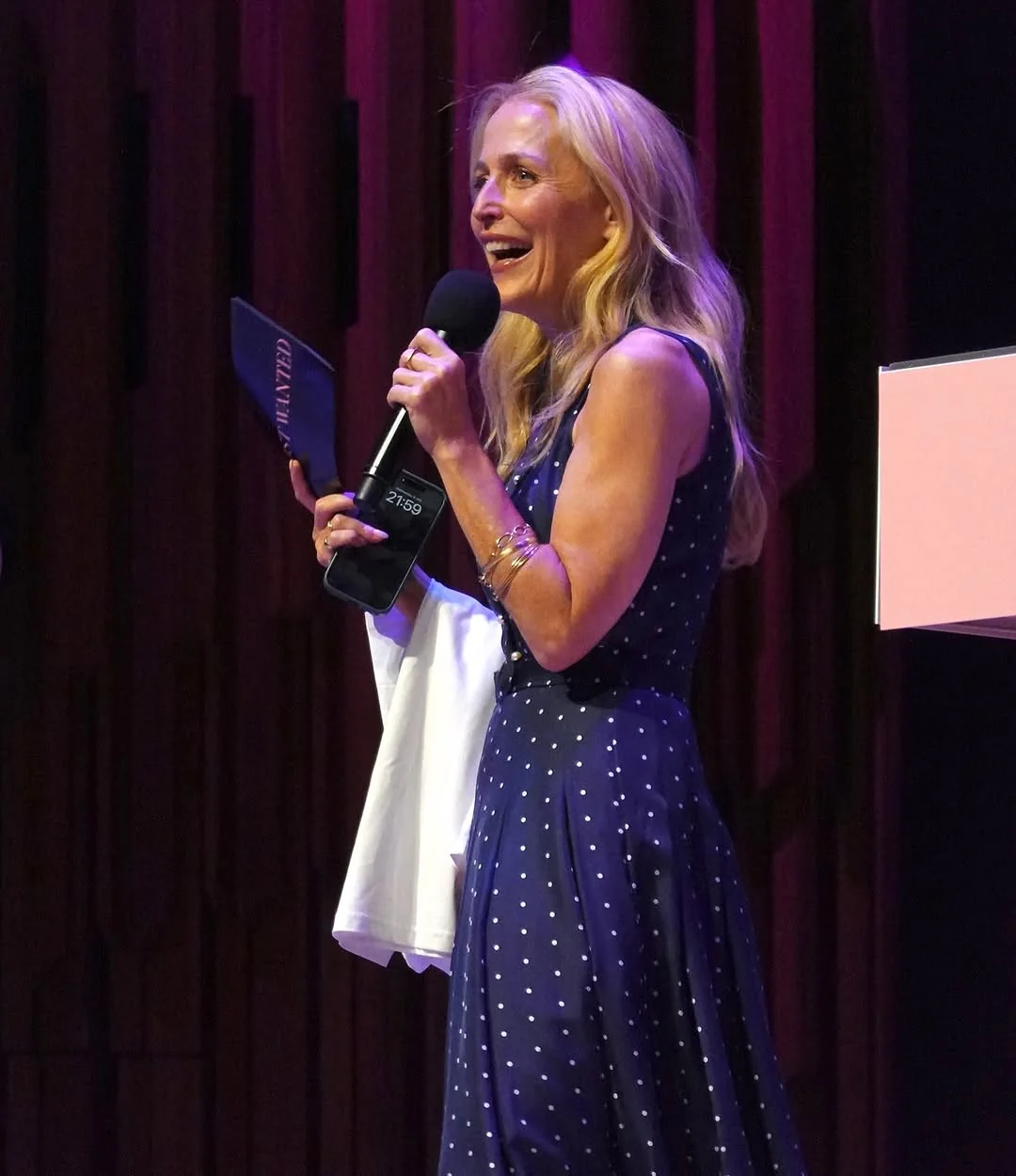 Gillian Anderson, 56 picture 1 of 4