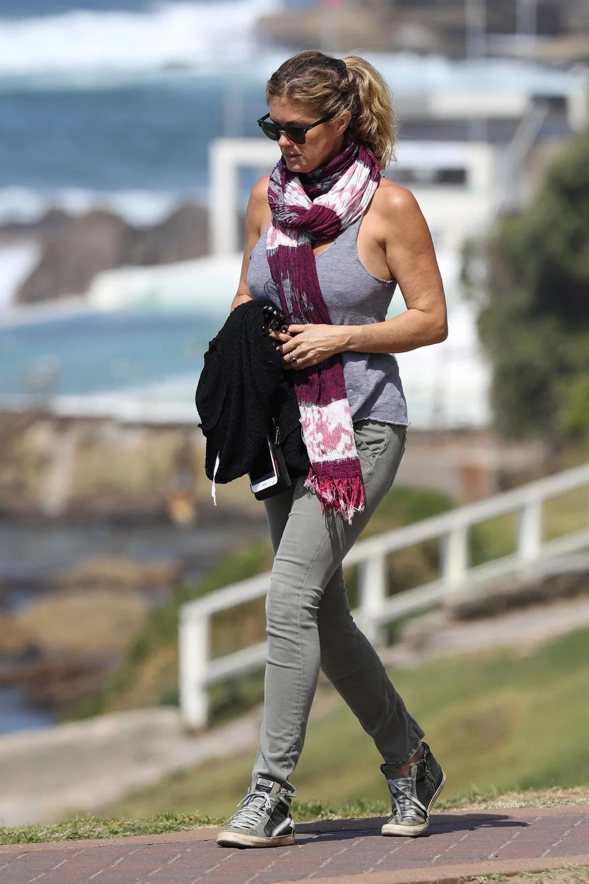 Rachel Hunter, 47 picture 3 of 8