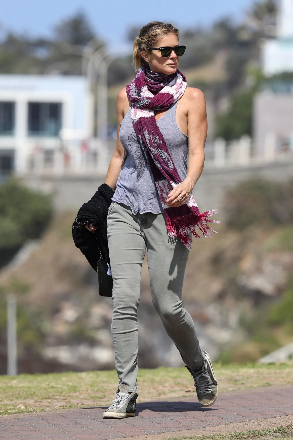 Rachel Hunter, 47 picture 7 of 8