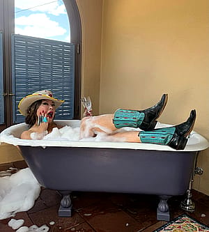 Jennifer Tilly, 66'