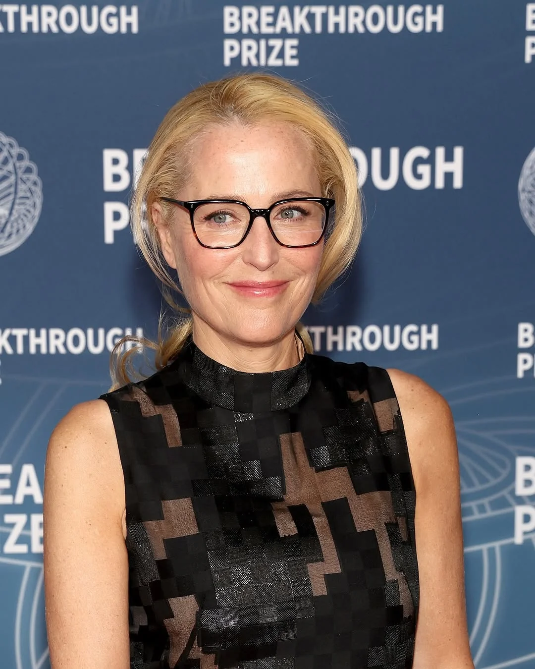 Gillian Anderson, 56 picture 1 of 2