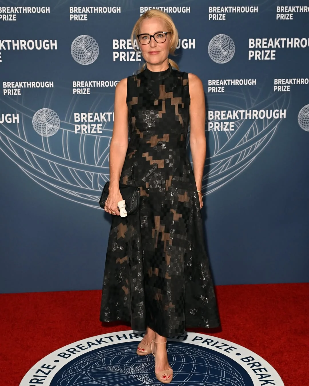 Gillian Anderson, 56 picture 2 of 2