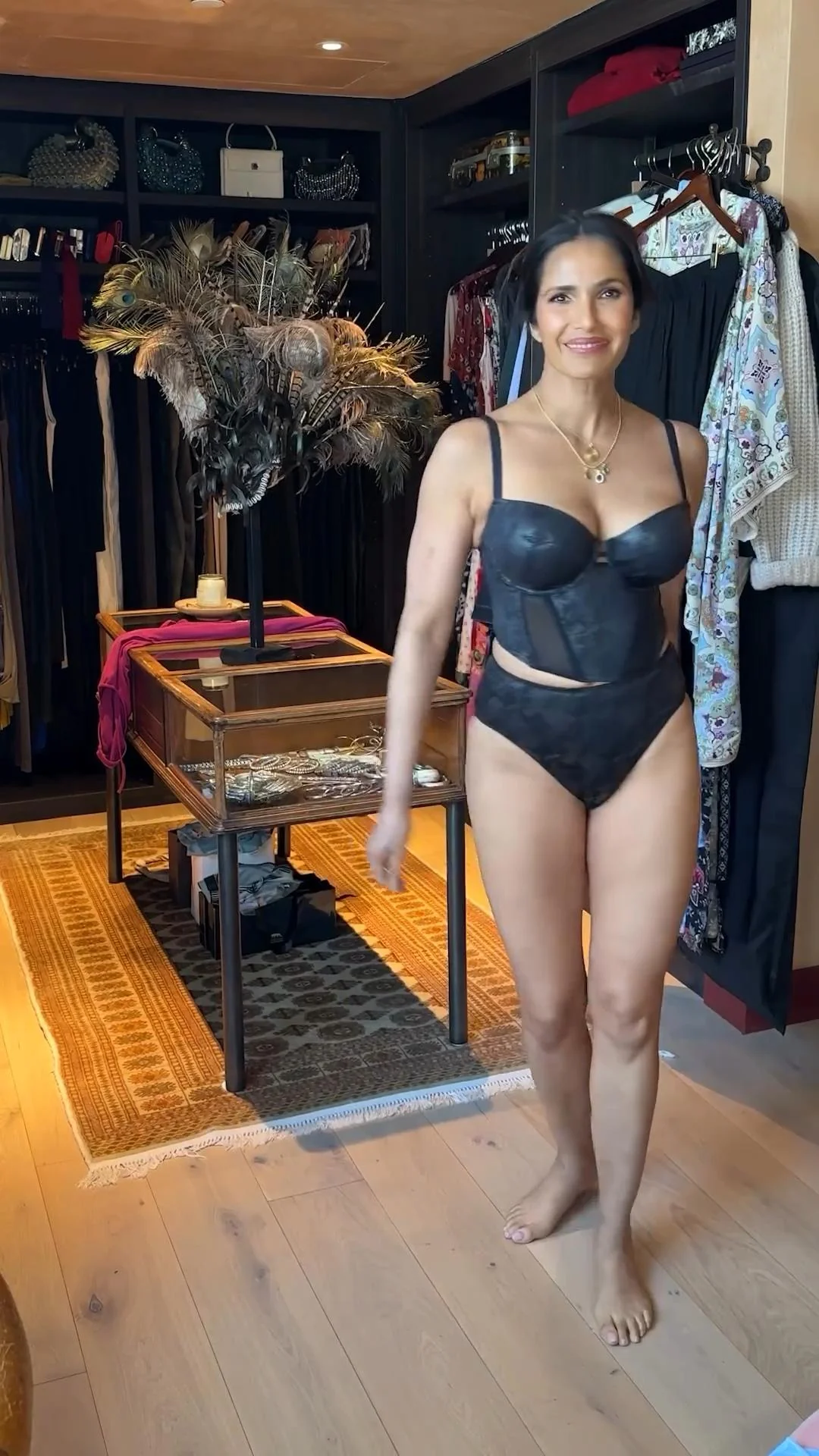 Padma Lakshmi, 52 picture 2 of 5