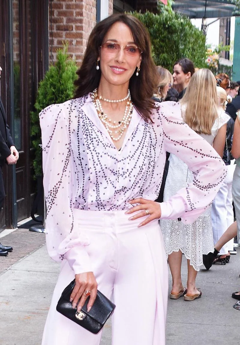 Jennifer Beals, 61 picture 1 of 1