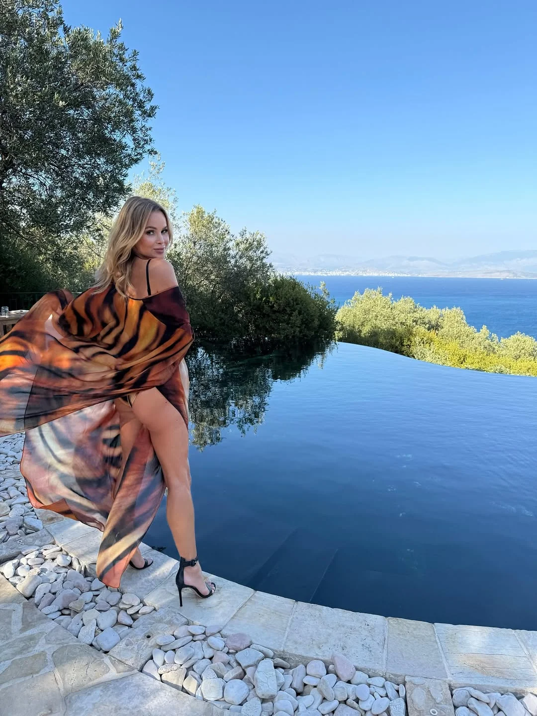 Amanda Holden, 54 picture 2 of 2