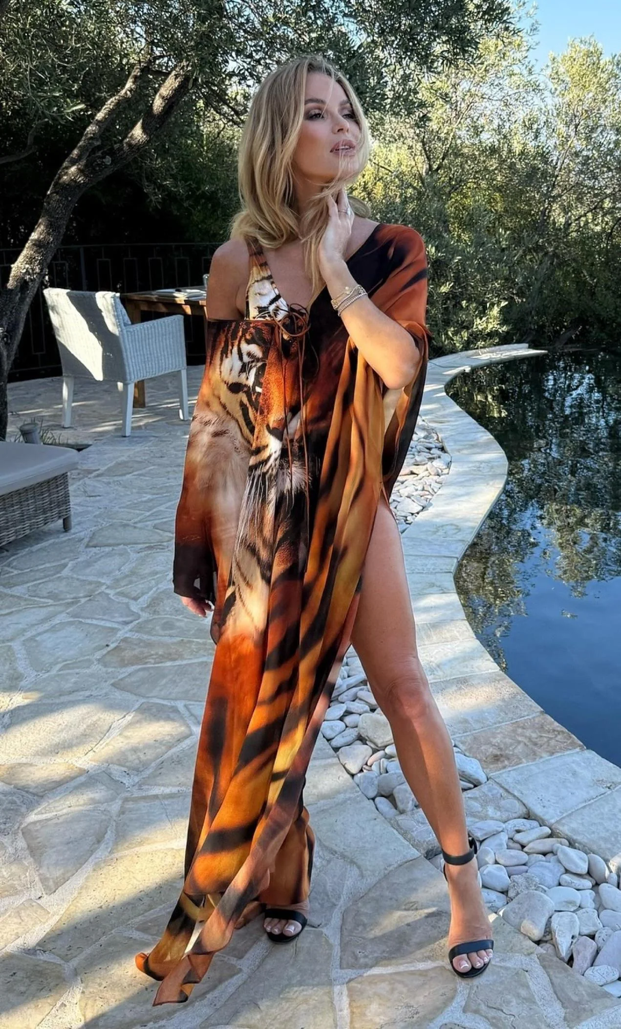 Amanda Holden, 54 picture 4 of 4