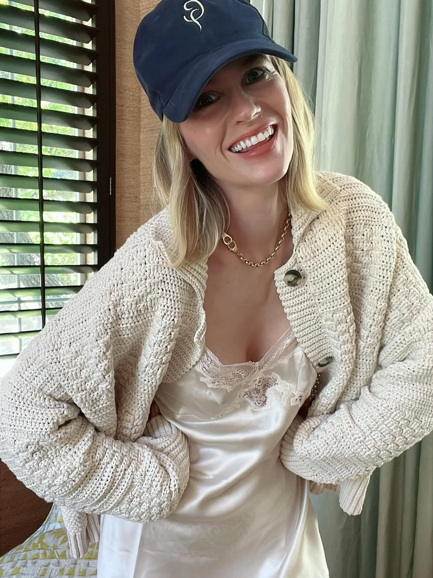 January Jones, 47 picture 2 of 4