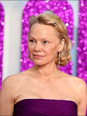 Pamela Anderson, 58'