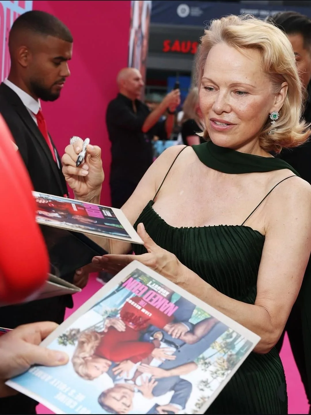 Pamela Anderson, 58 picture 3 of 4