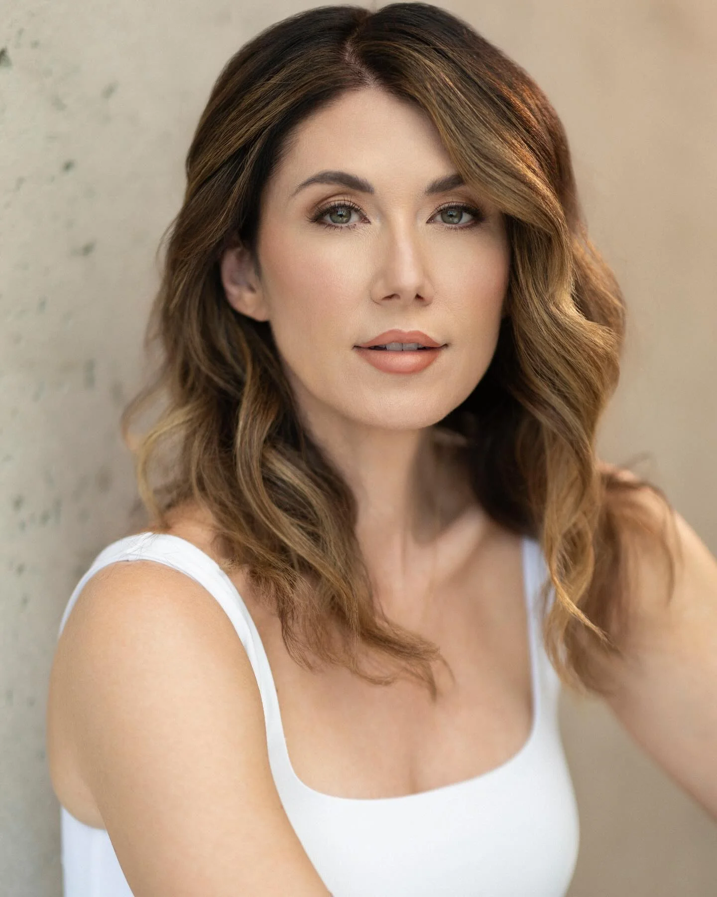 Jewel Staite, 42 picture 1 of 2
