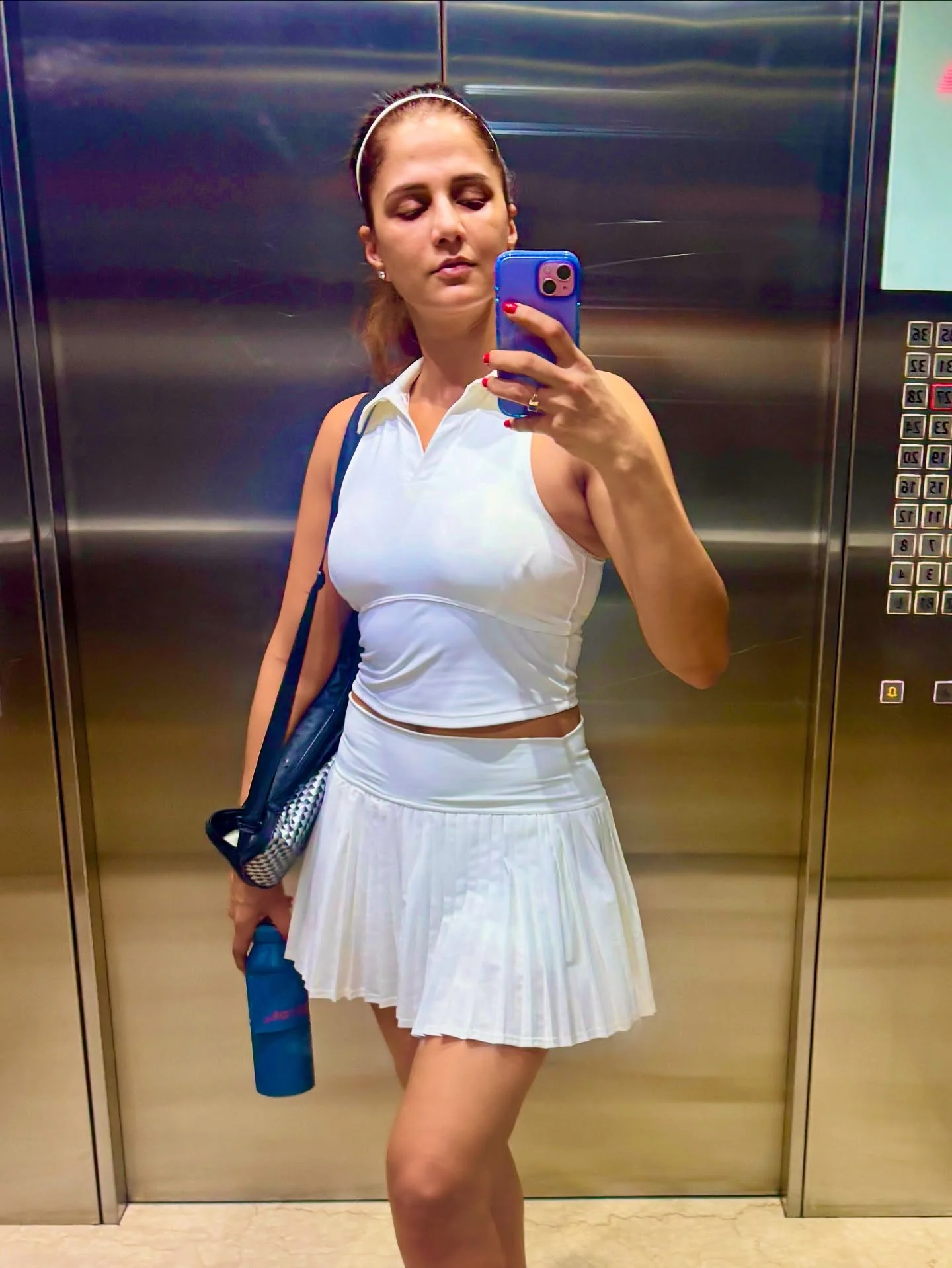 Shipra Khanna, 43 picture 1 of 4