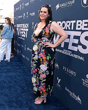 Melanie Lynskey, 48'