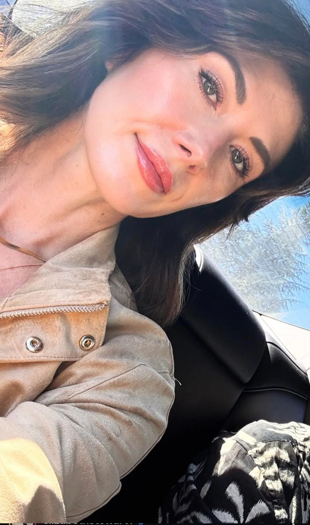 Jewel Staite, 43 picture 2 of 2