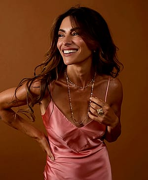 Sarah Shahi, 45'