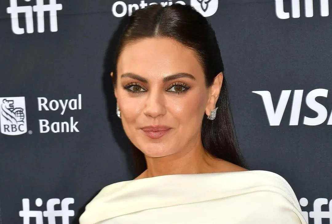 Mila Kunis, 42 picture 2 of 3