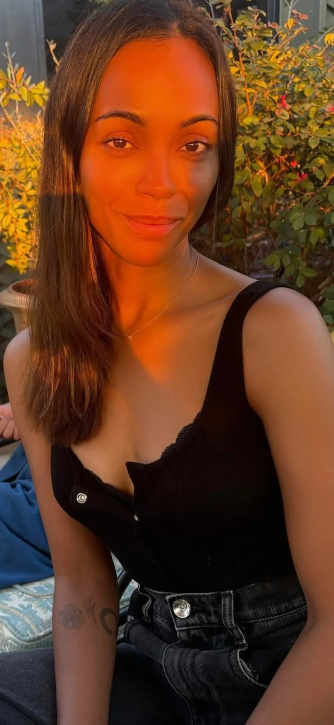 Zoe Saldaña, 47 picture 2 of 2