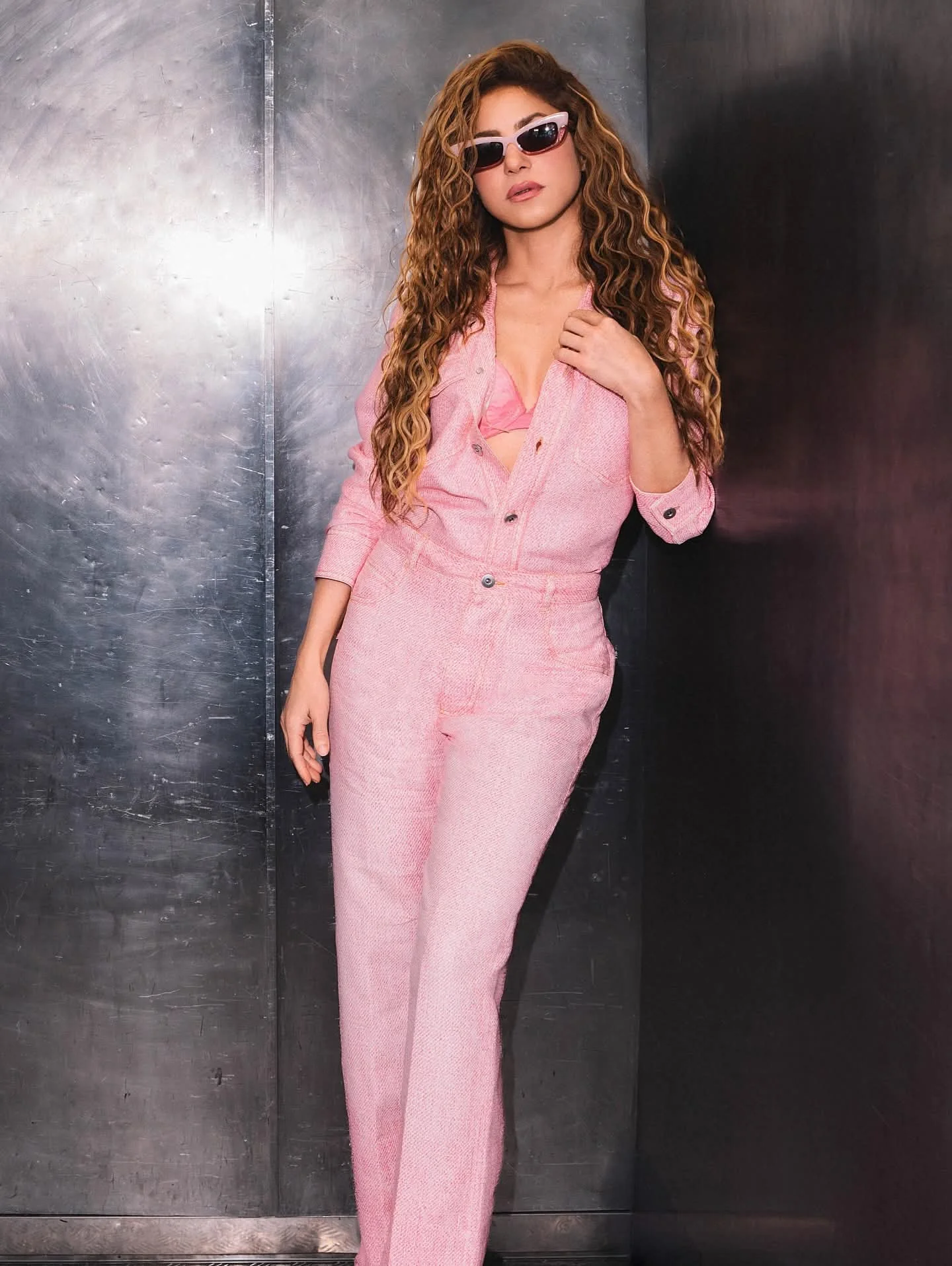 Shakira, 48 picture 3 of 6