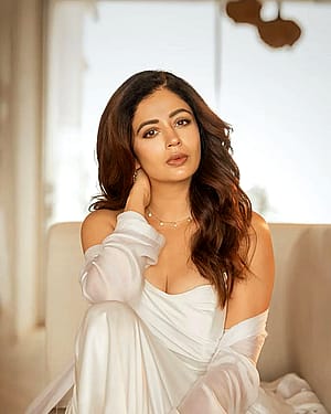 Neha Pendse, 40'
