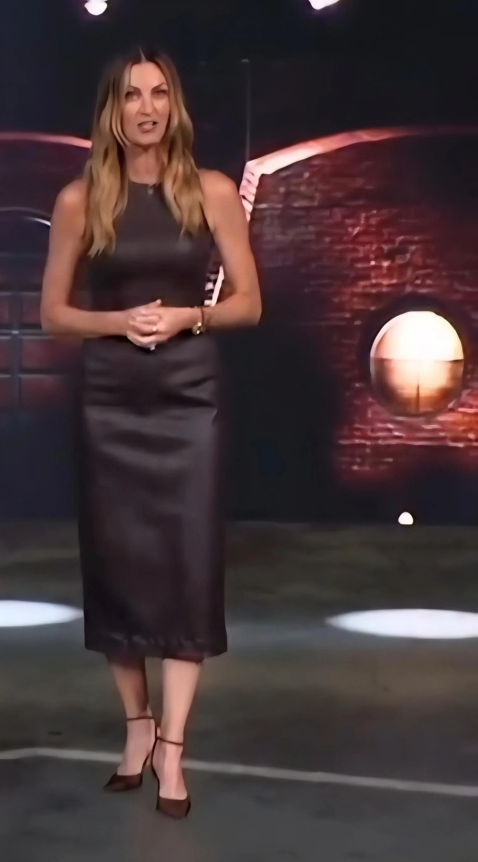 Erin Andrews, 47 picture 1 of 2