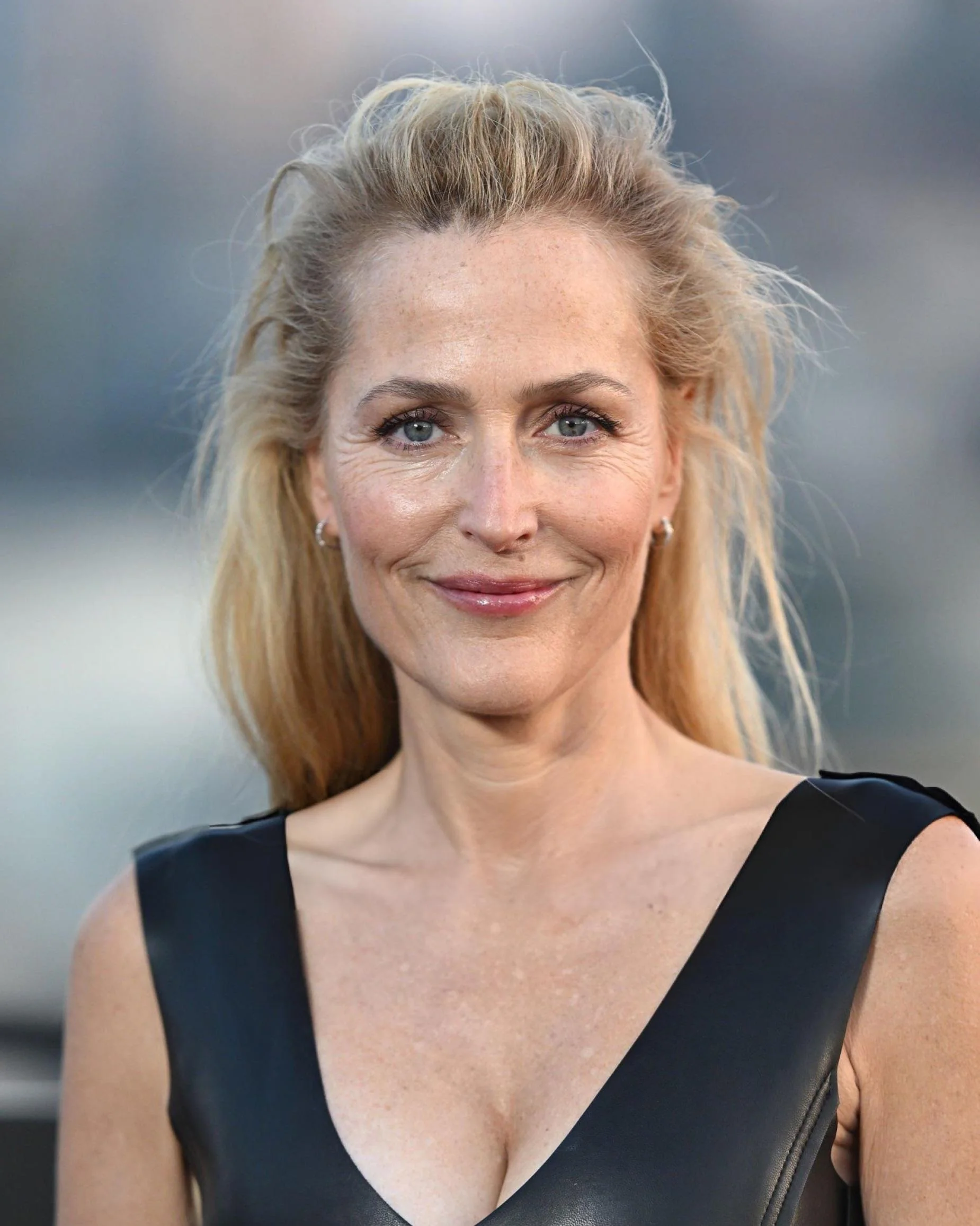 Gillian Anderson, 57 picture 1 of 6