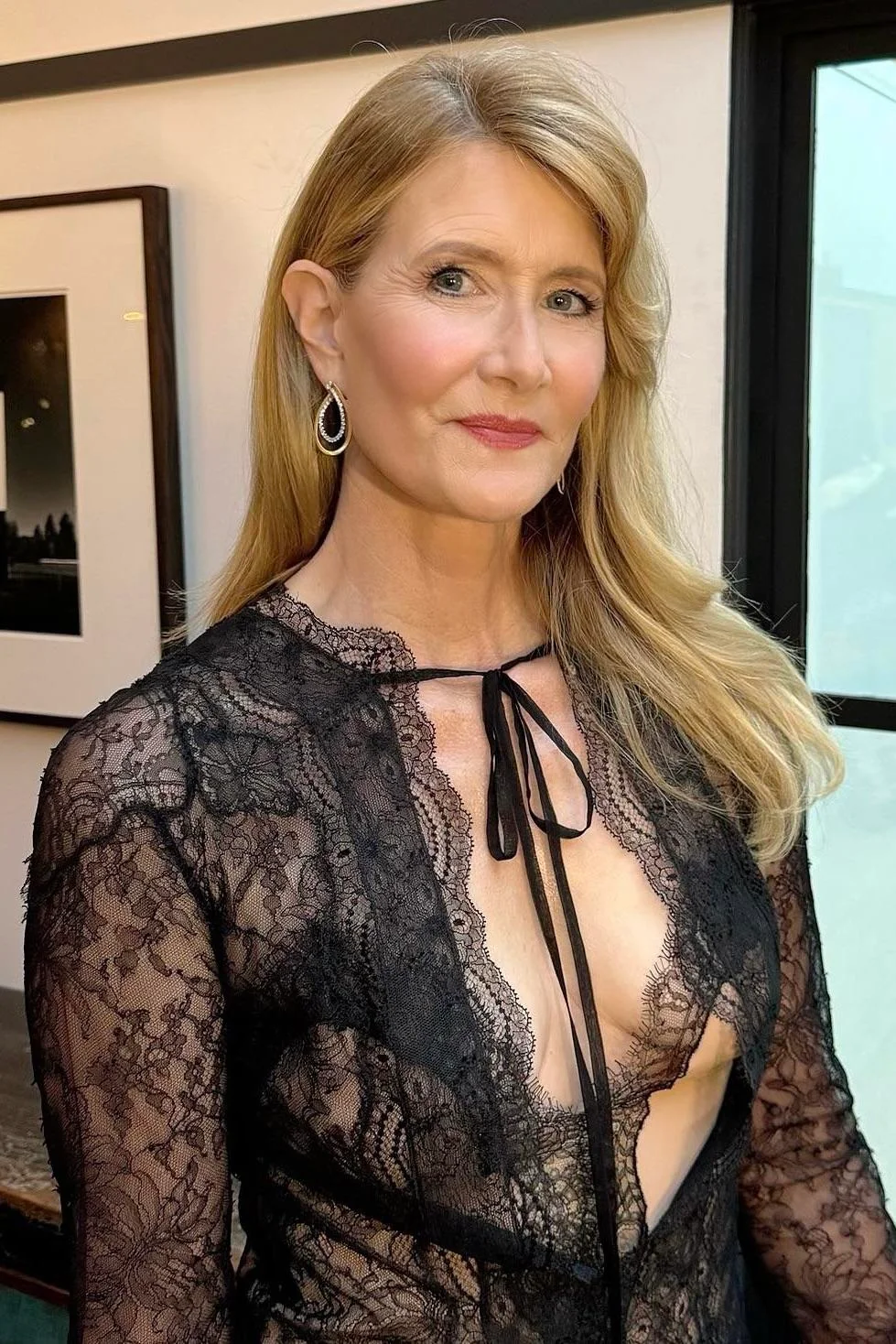 Laura Dern, 57 picture 1 of 2