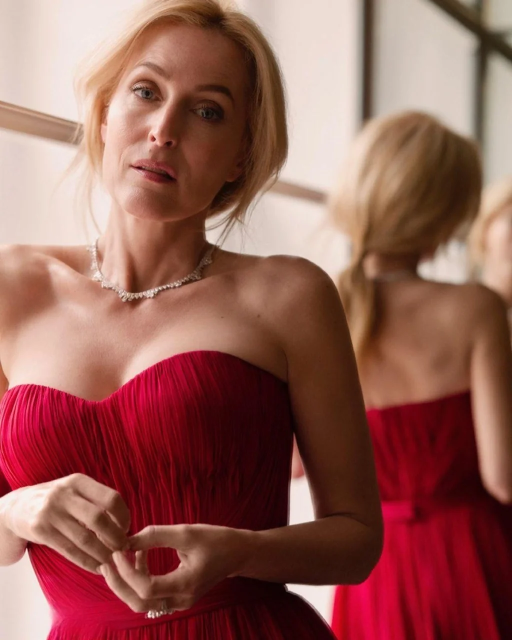 Gillian Anderson, 57 picture 2 of 2