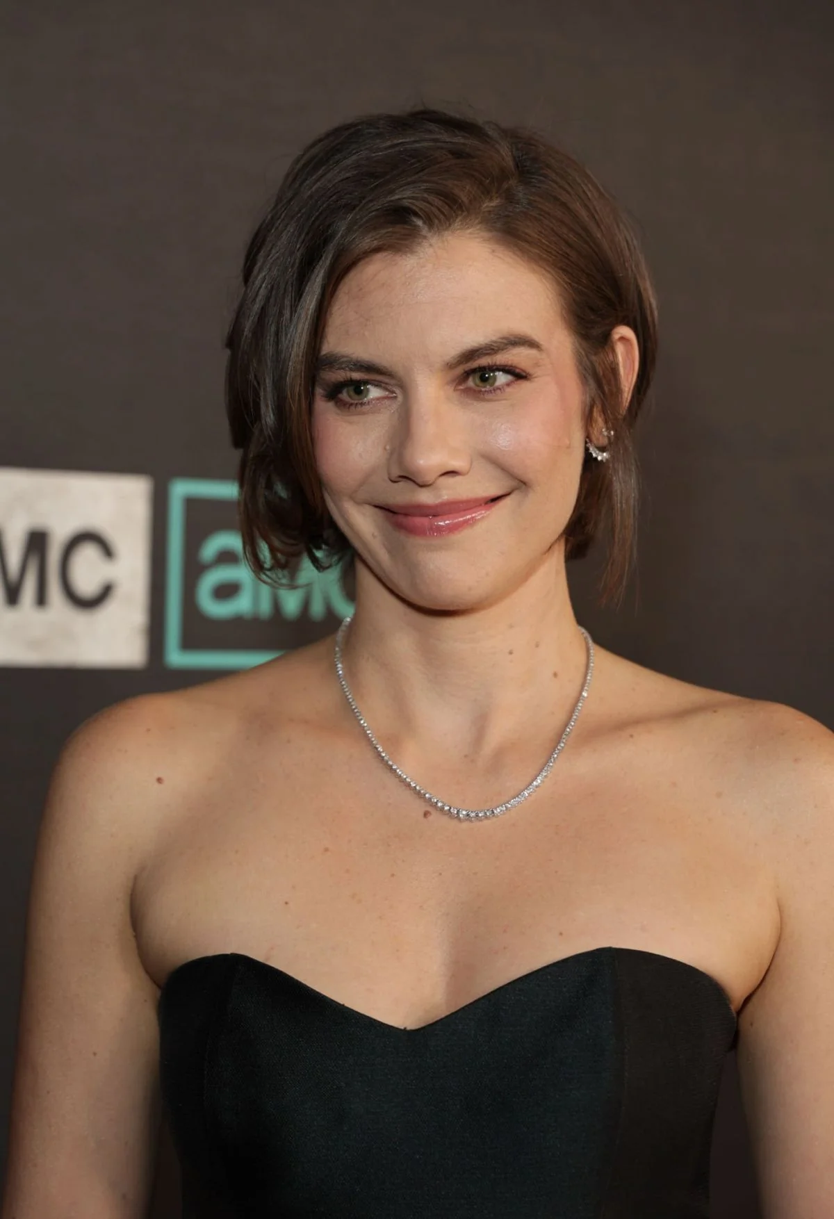Lauren Cohan, 43 picture 1 of 2