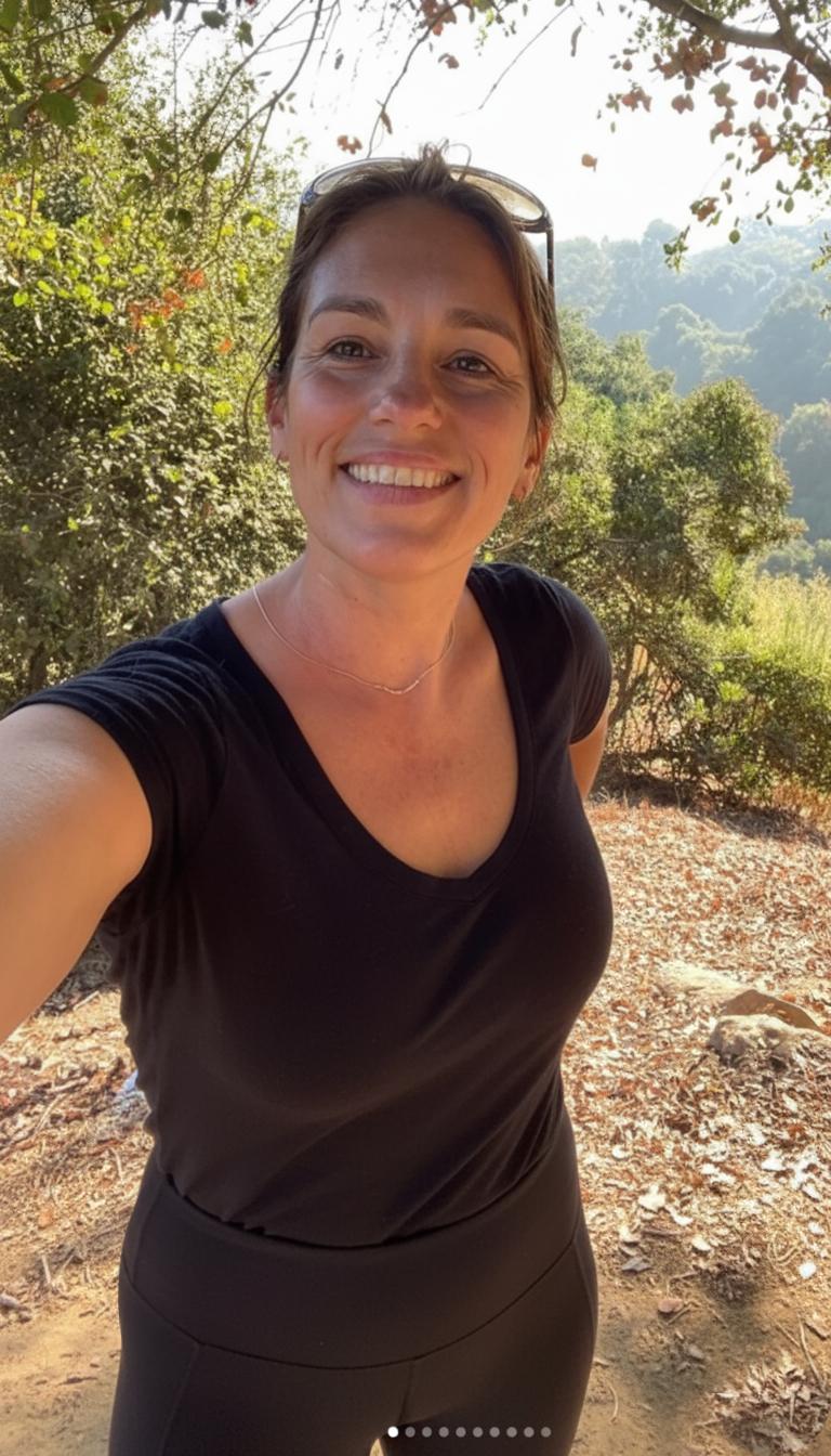 Amy Jo Johnson, 53 picture 1 of 1