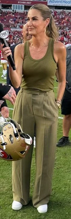 Erin Andrews, 46 picture 1 of 1