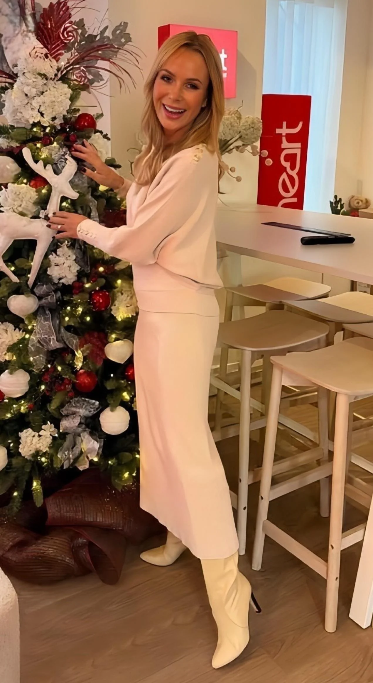 Amanda Holden, 54 picture 2 of 3