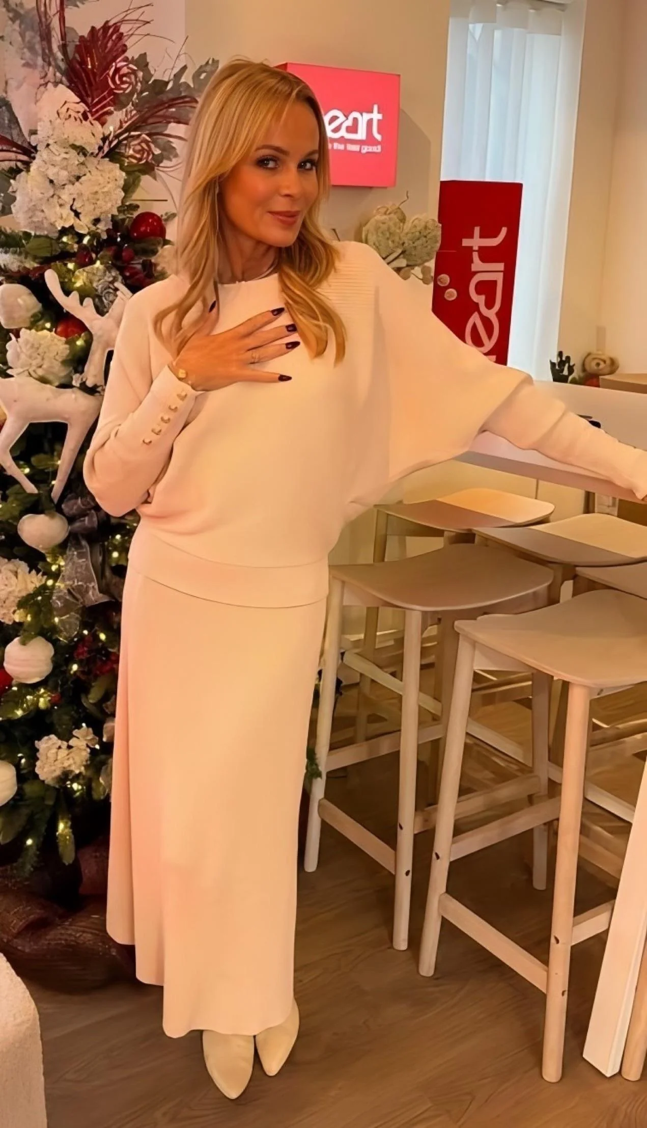 Amanda Holden, 54 picture 3 of 3