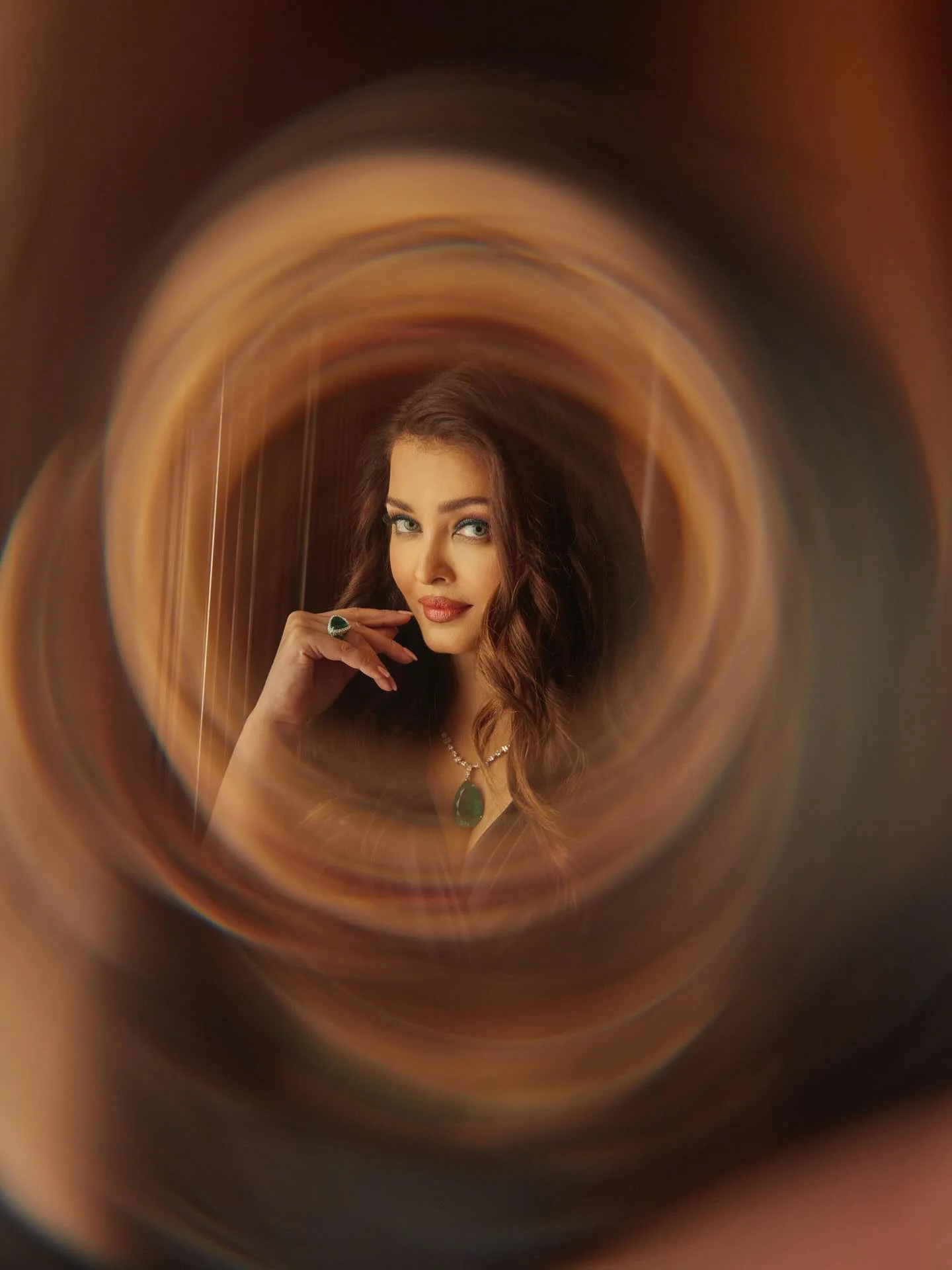 Aishwarya Rai, 52 picture 1 of 2