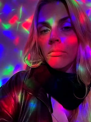 Busy Phillips, 46'