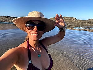 Amy Jo Johnson, 54'