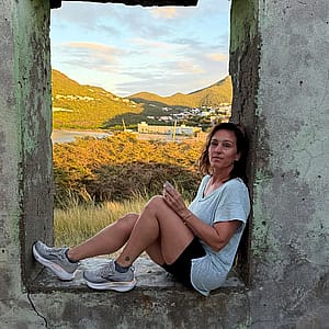 Amy Jo Johnson, 55'