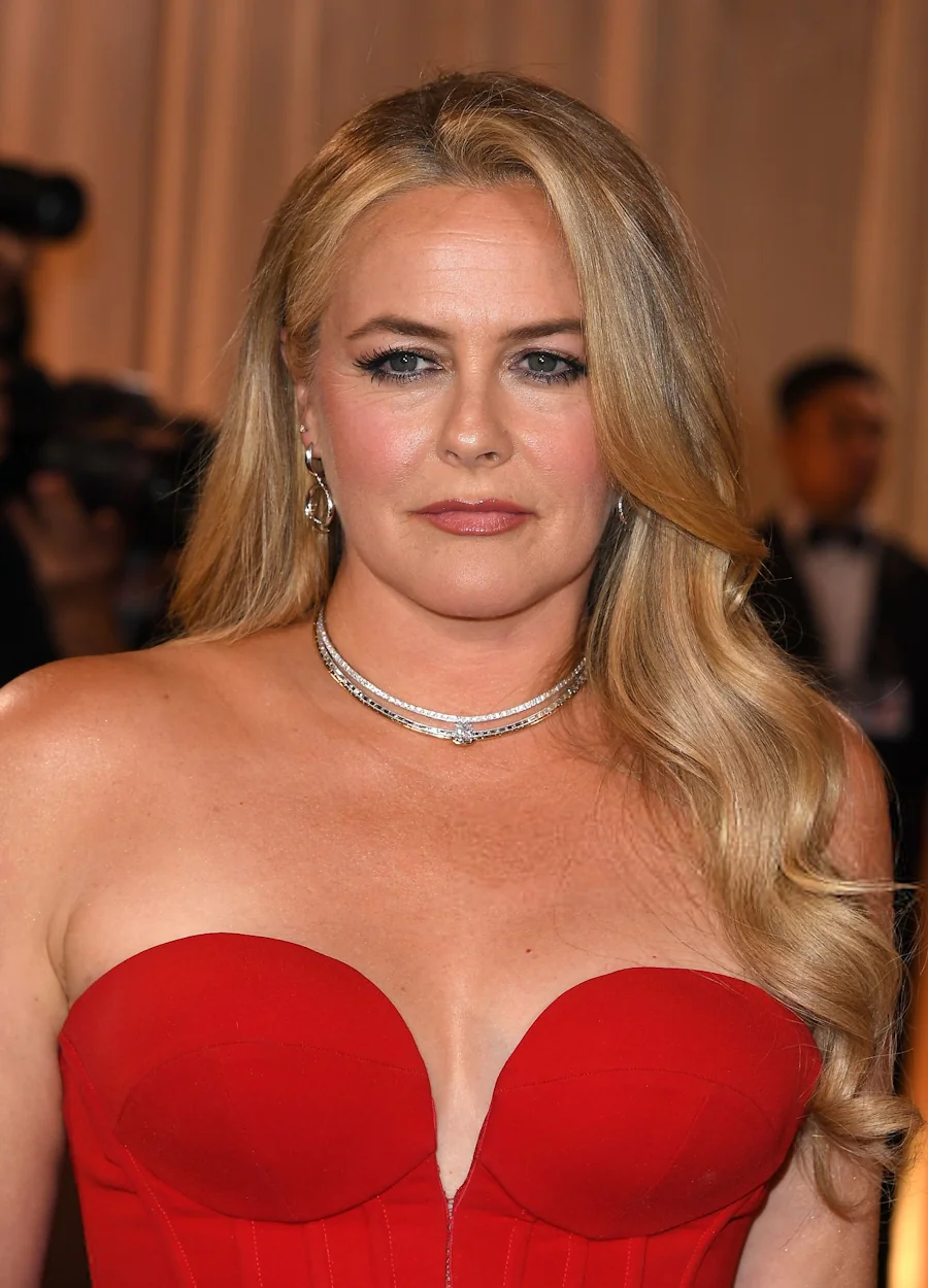 Alicia Silverstone, 49 picture 1 of 3