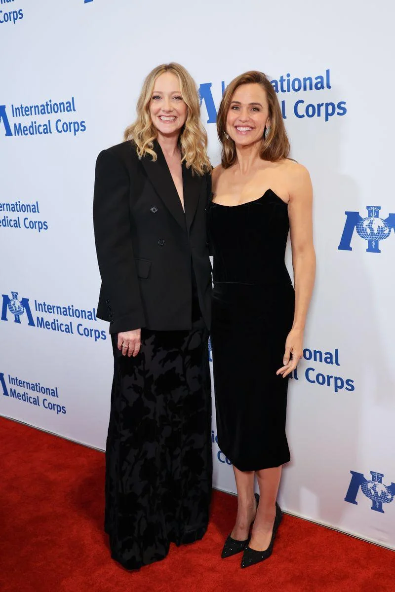 Judy Greer, 50 and Jennifer Garner, 53 picture 1 of 1