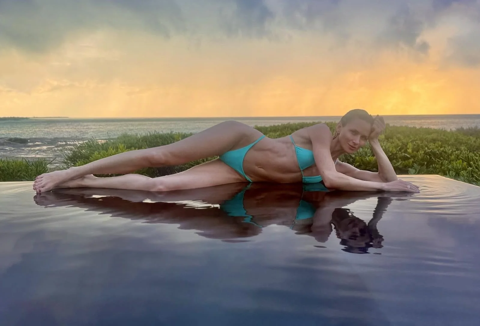 Shantel VanSanten, 40 picture 2 of 3