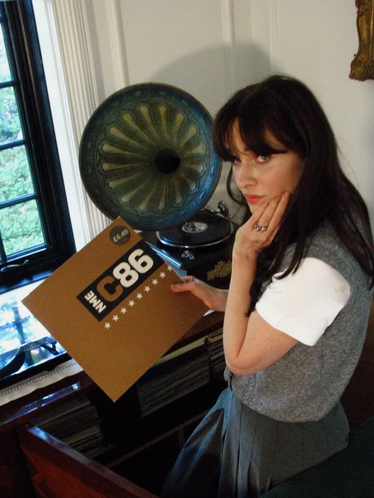 Zooey Deschanel, 46 picture 3 of 4