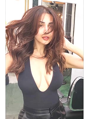 Malaika Arora, 52'