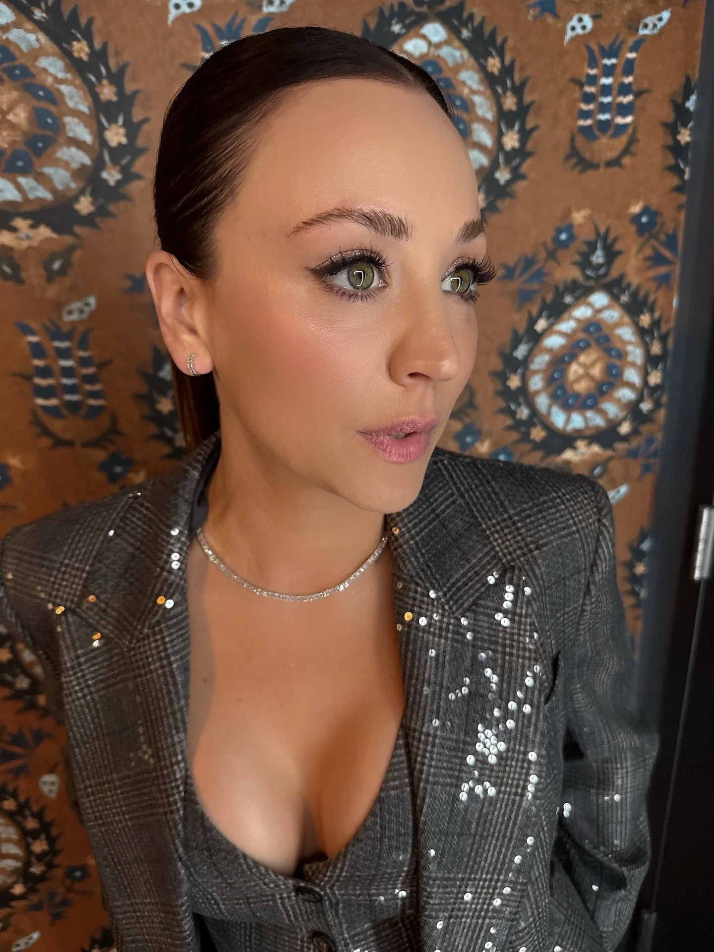 Kaley Cuoco, 40 picture 2 of 2