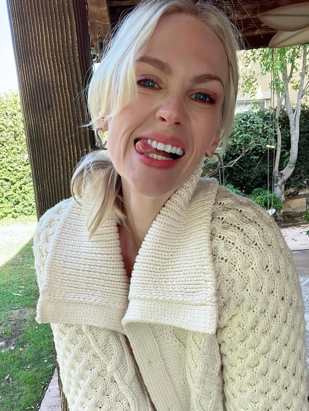 January Jones, 48 picture 1 of 4