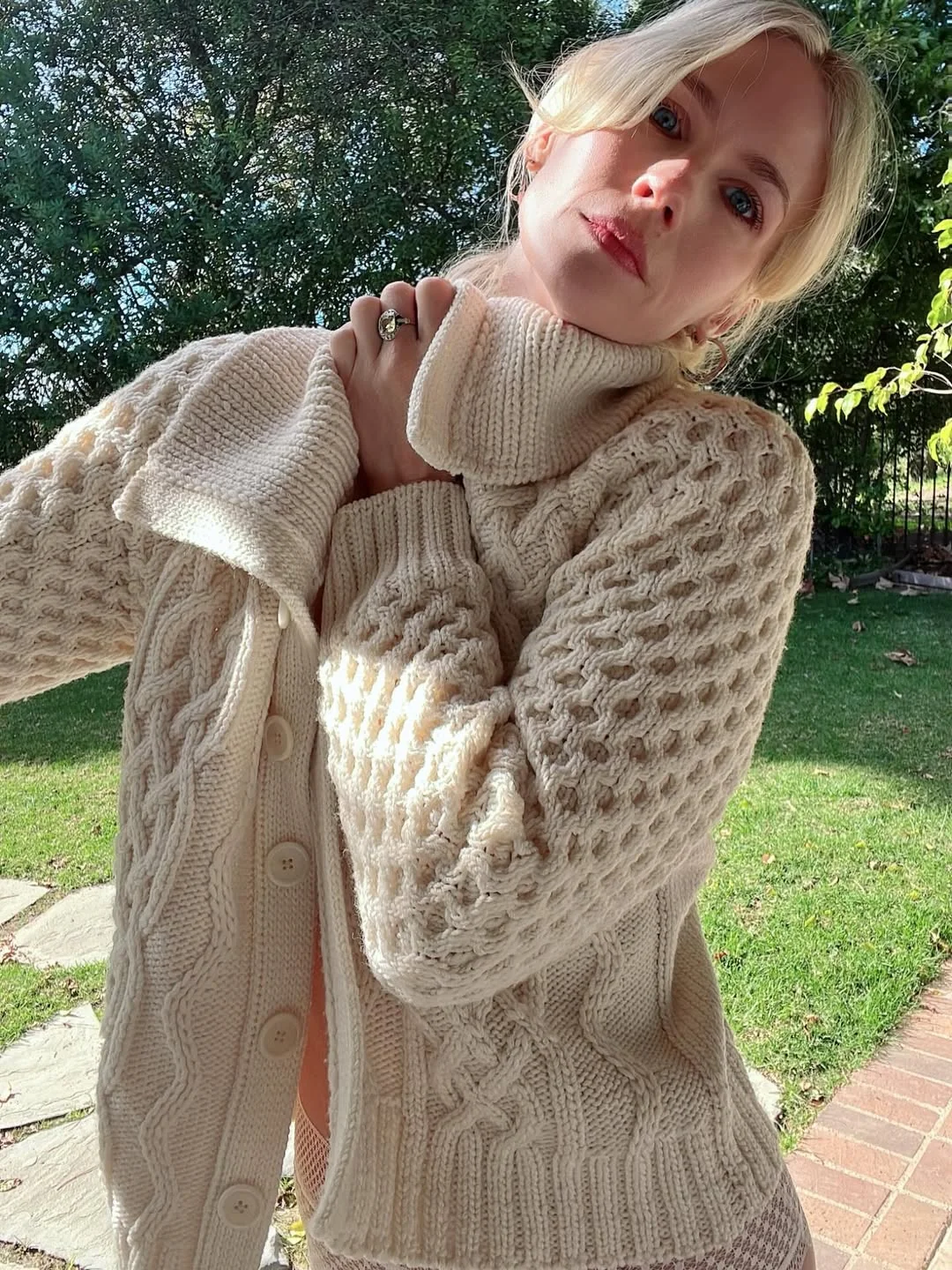January Jones, 48 picture 2 of 4