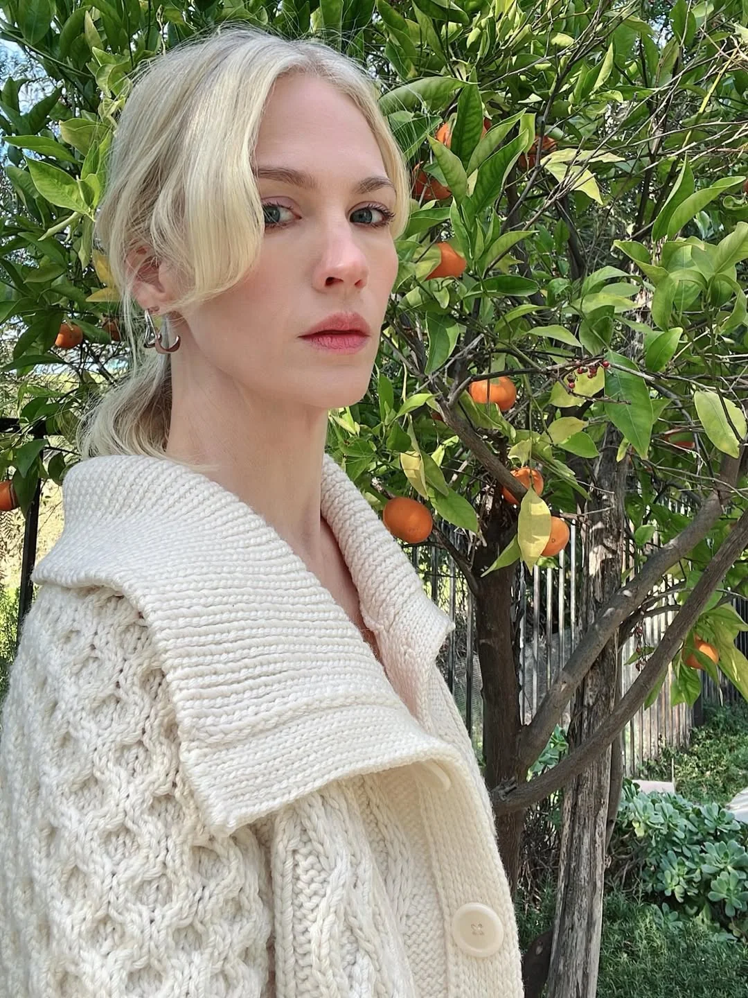 January Jones, 48 picture 3 of 4