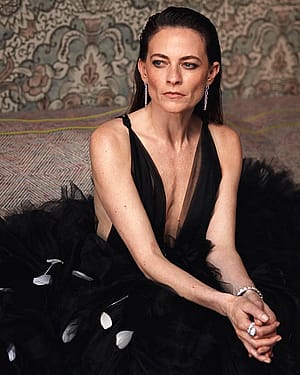 Lara Pulver, 44'