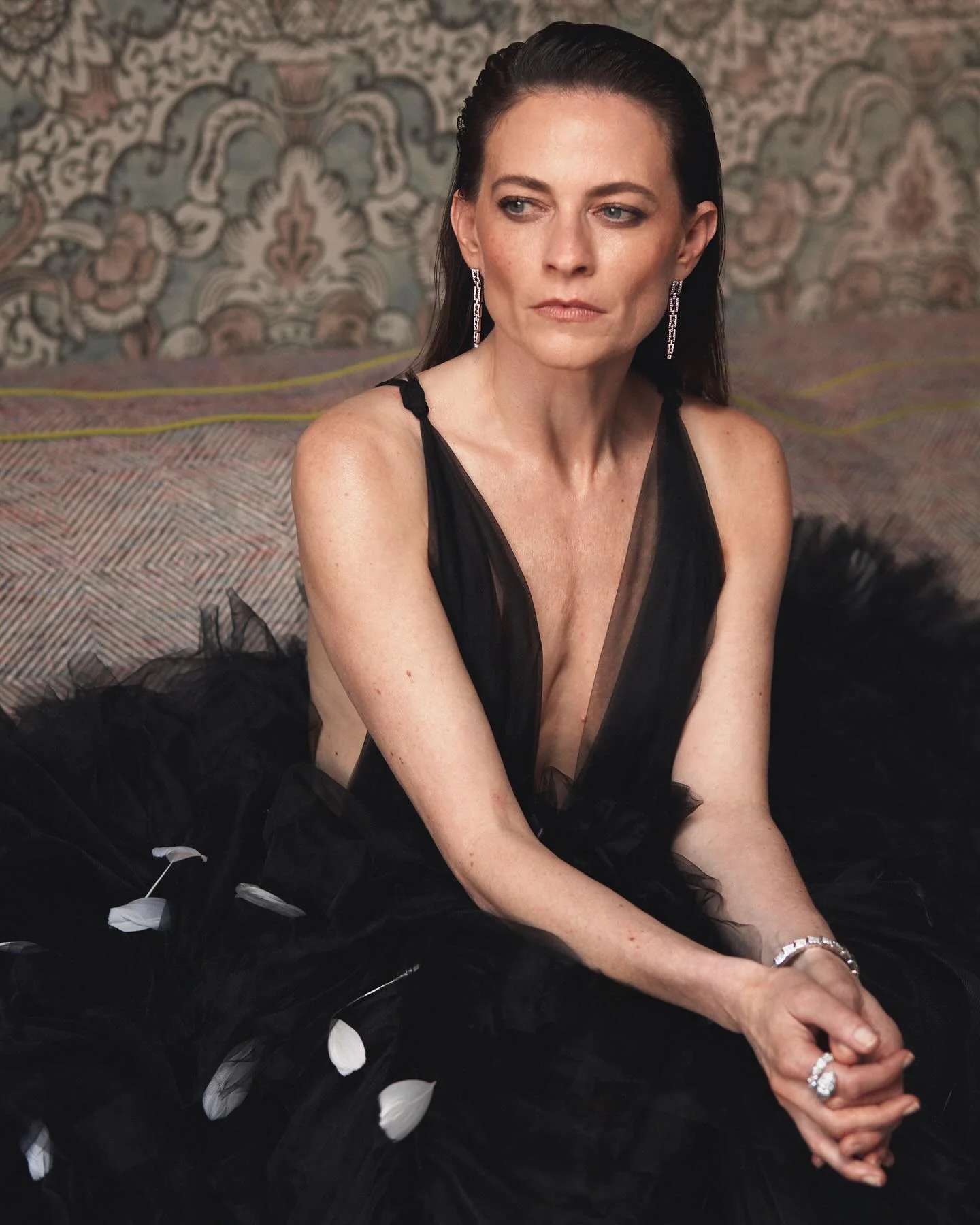 Lara Pulver, 44 picture 1 of 4