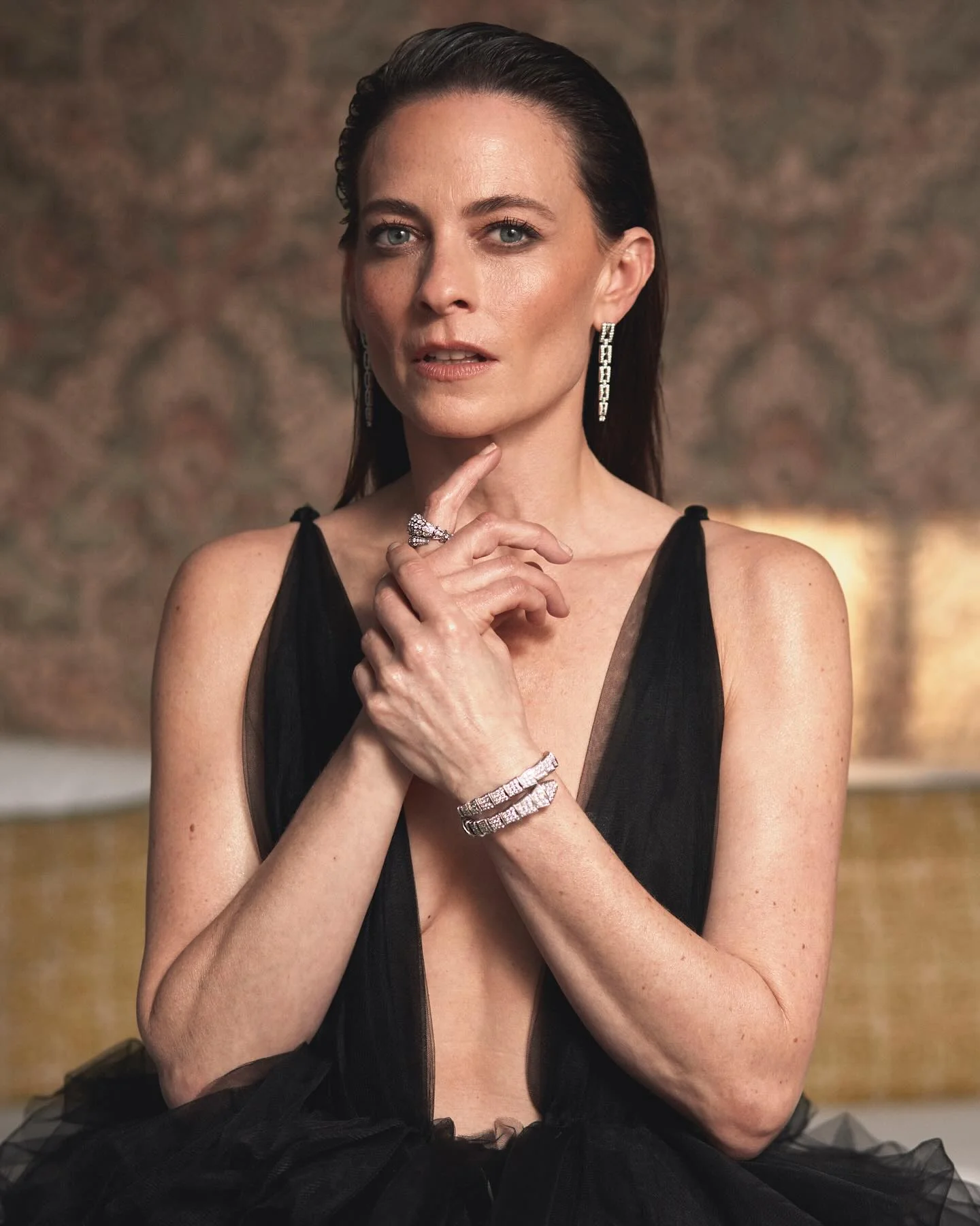 Lara Pulver, 44 picture 2 of 4