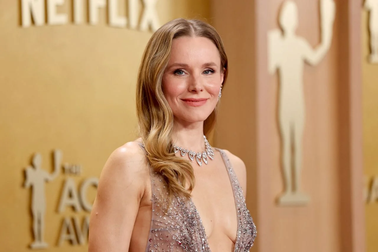 Kristen Bell, 45 picture 2 of 2