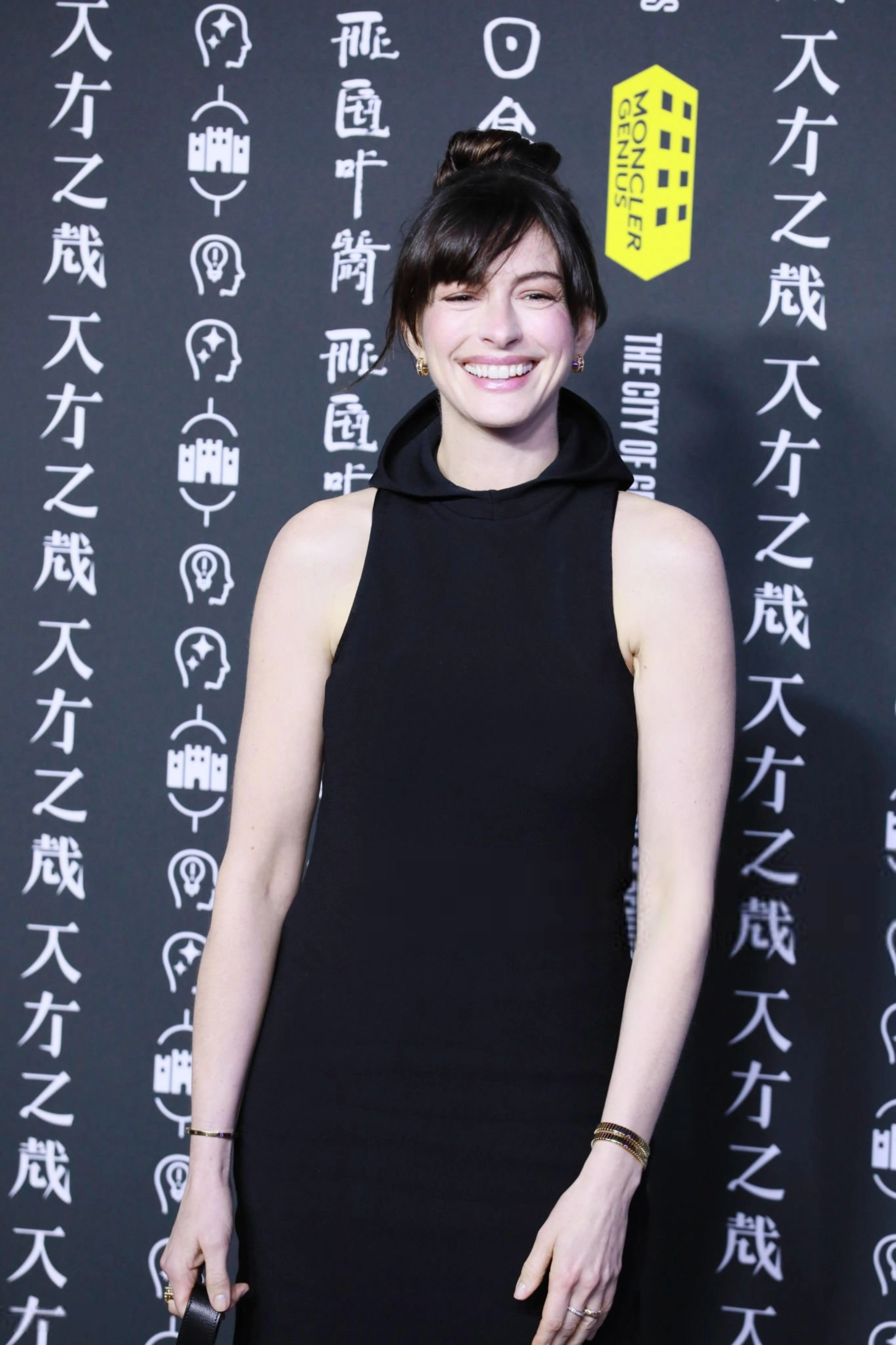 Anne Hathaway, 41 picture 3 of 10